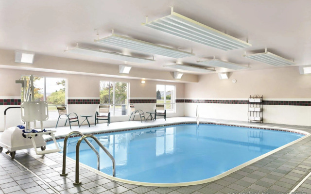 Country Inn & Suites by Radisson, Marion, OH