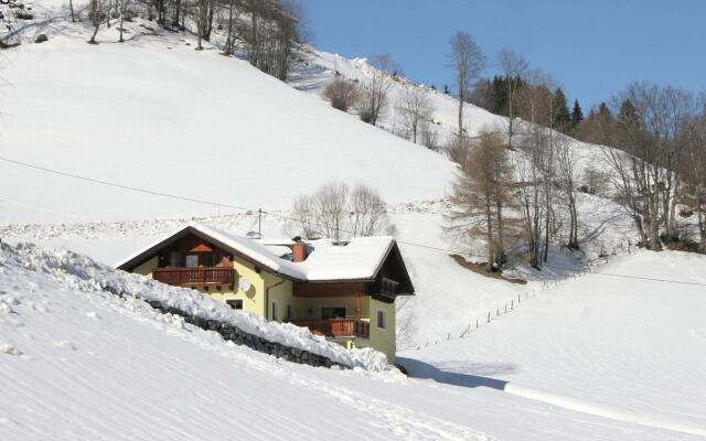 Posh Villa in Rennweg am Katschberg with Wellness and Bar