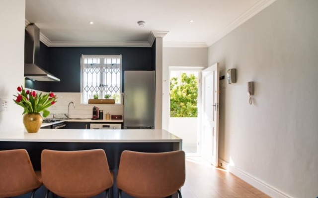 Newly Renovated Top Floor Studio Apartment In Gardens