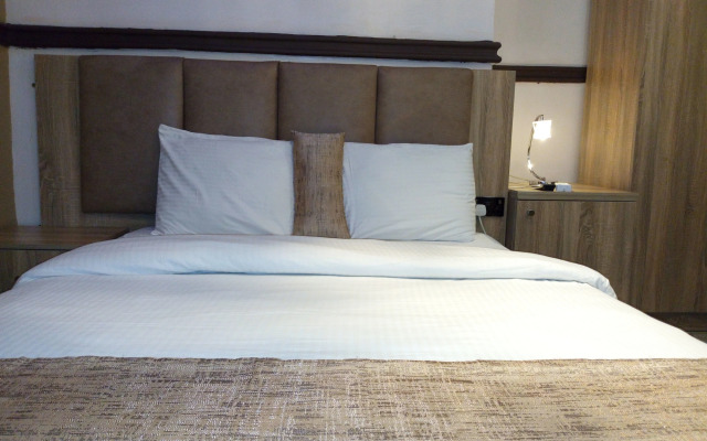 Euro Lounge and Suites