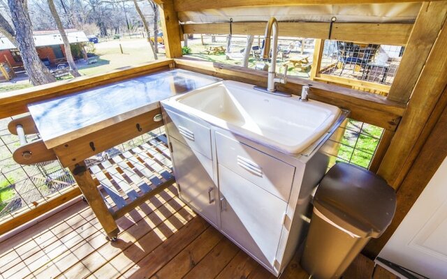 Geronimo Creek Retreat Glamping Cabin #2 - Campsite