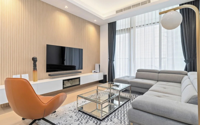 Elegant Apartment Amidst Vibrant Area with Balcony