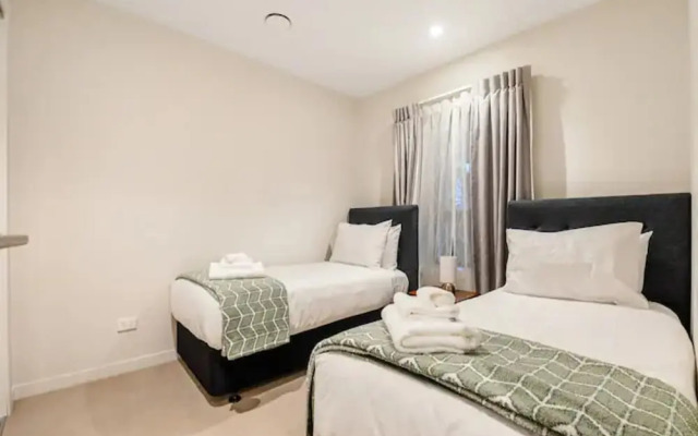 Spacious Mount Eden Apartment