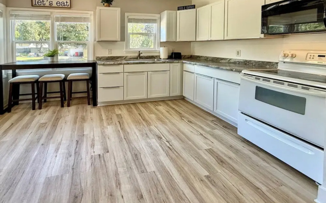 Half-mi to Dtwn Yankton & River: Charming Home!