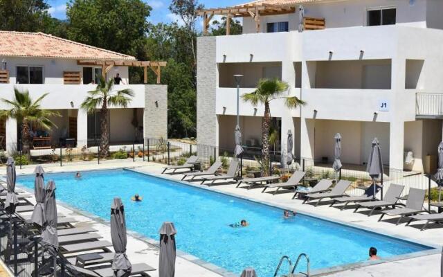 BRAVONE 61- T2- Pieds dans l'eau-Piscine chauffée dans résidence- clim