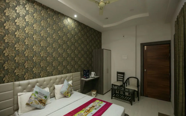 Capital O 8194 The Golden Ville