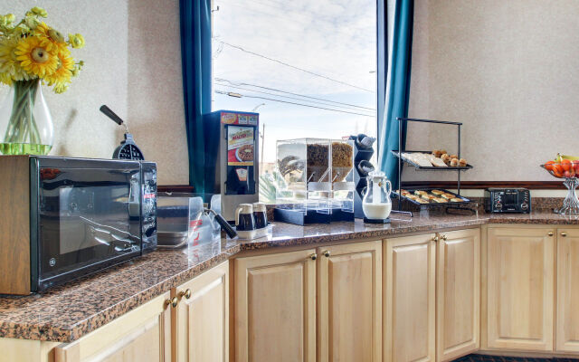 Econo Lodge Inn & Suites