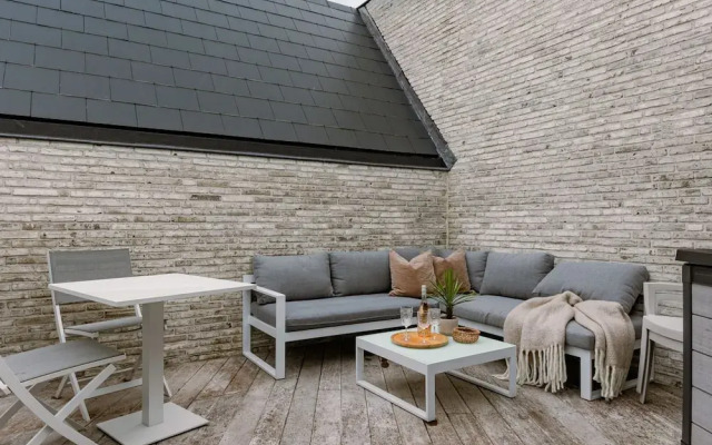 Spacious Top-flour Apartment With Private Parking