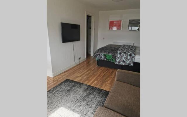 Stylish studio bungalow, close to Cardiff Centre