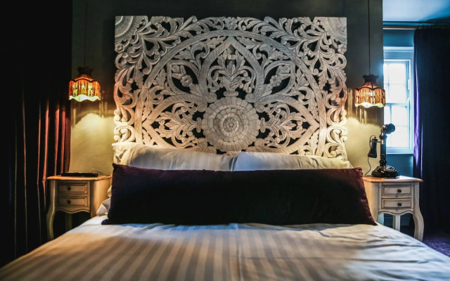 Le Petit Chateau & William de Percy