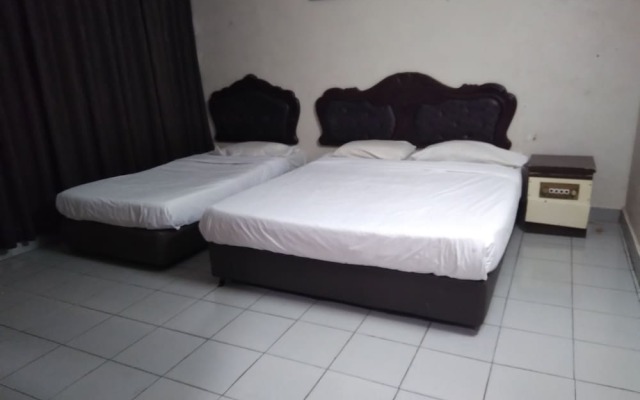 OYO 90376 Centre Point Hotel