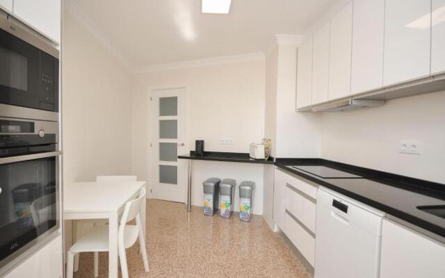 7th floor beachfront apartment with stunning views