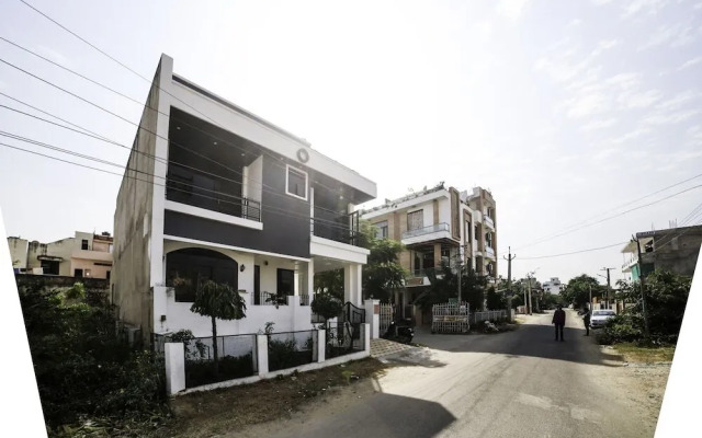 OYO Home 19921 Cosy 3BHK