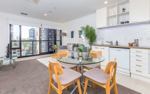 Gorgeous  Apartment With Nice View, Pool & Gym!