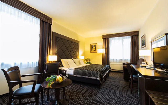 Hotel Selsky Dvur - Bohemian Village Courtyard