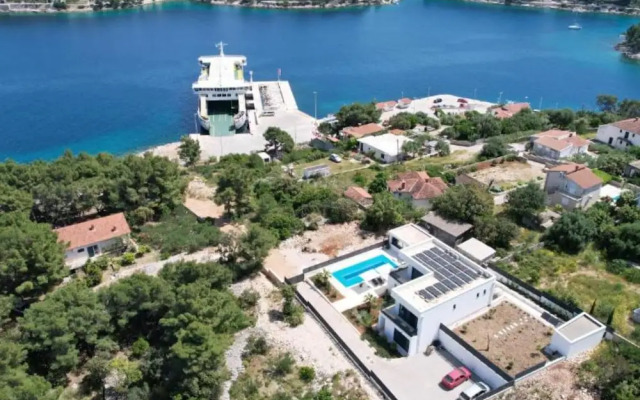 Sunset Villa Aves With Pool, Gym and Sauna