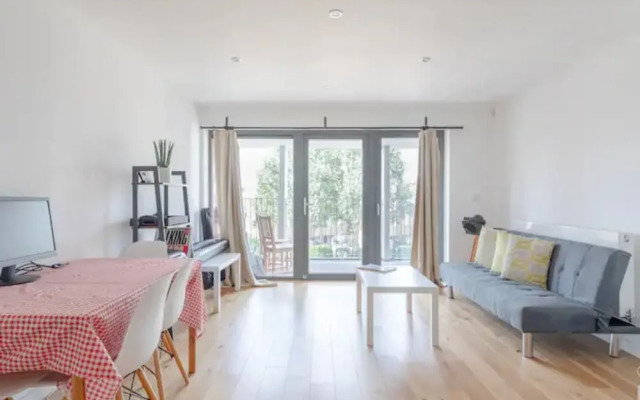 Vibrant 1BD Flat w/ Private Balcony, Camberwell!