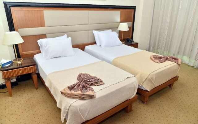 Chain Luxe Paradise Hotel