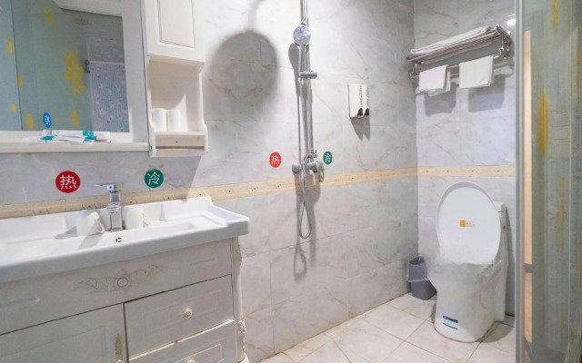 Longyi Hotel (Wuhan Happy Valley Wuhan High-speed Railway Station)