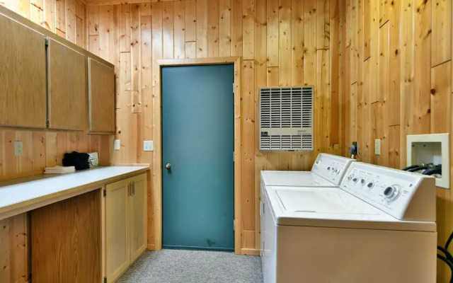 Cheif Lake Lodge 4 Bedroom Home by RedAwning