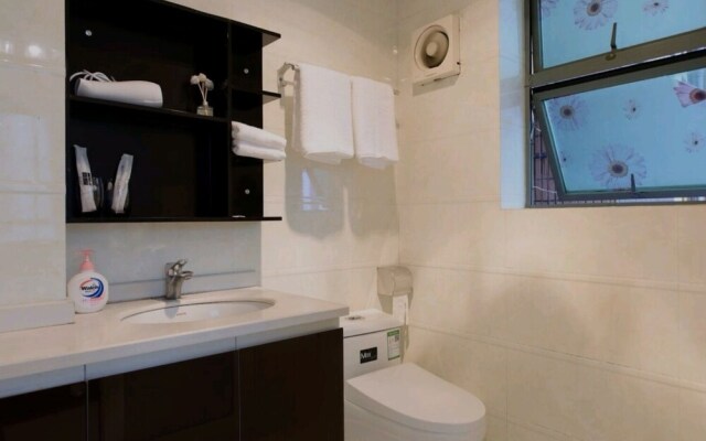 Four Seasons Window View Apartment