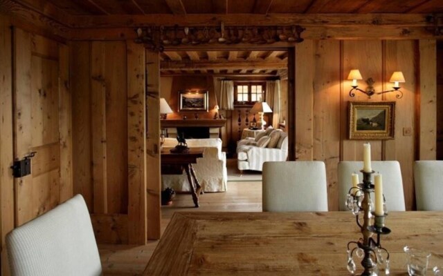 Cozy fully serviced Twin Chalets