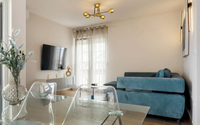 Modern apt With Balcony, 12 min Walk to the Beach