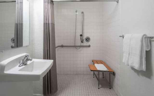 Motel 6 Santa Barbara, CA - State Street