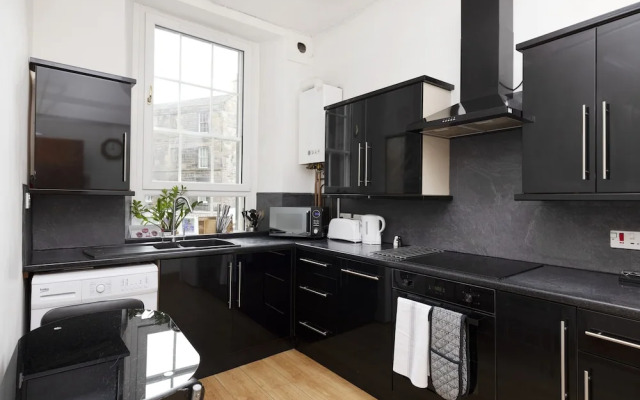 JOIVY Spacious 3 Bed Apartment In The Old Town