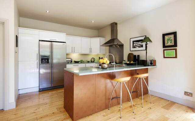 Exquisite East Acton Home close to Shepherds Bush