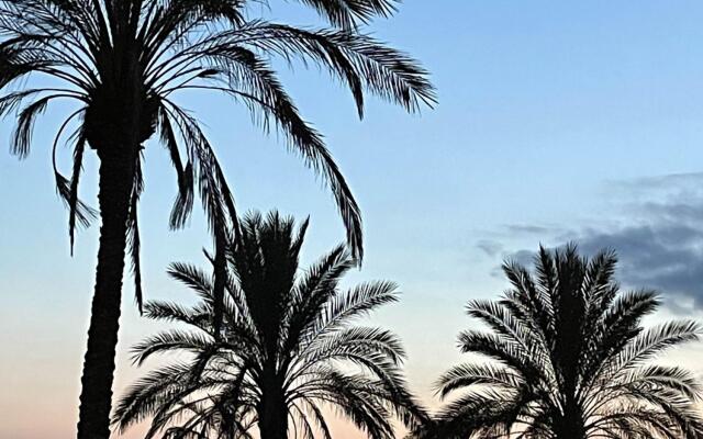 South facing apartment, 7 mins walk from beach
