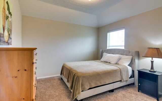 Pet-friendly Pearland Home ~ 21 Mi to Houston!