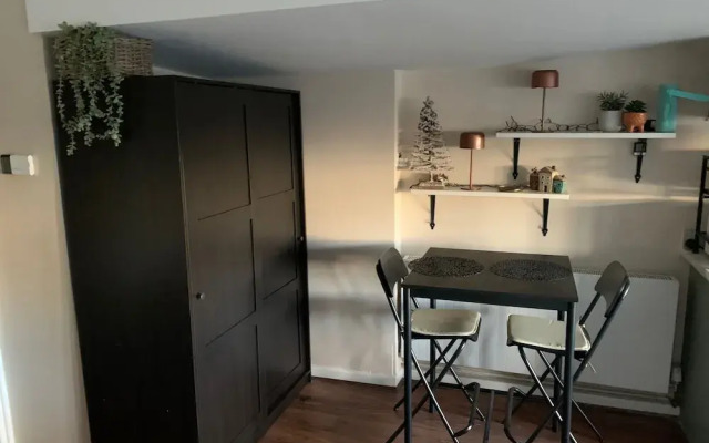 Tranquil Studio - Sleeps 2 & Private Parking