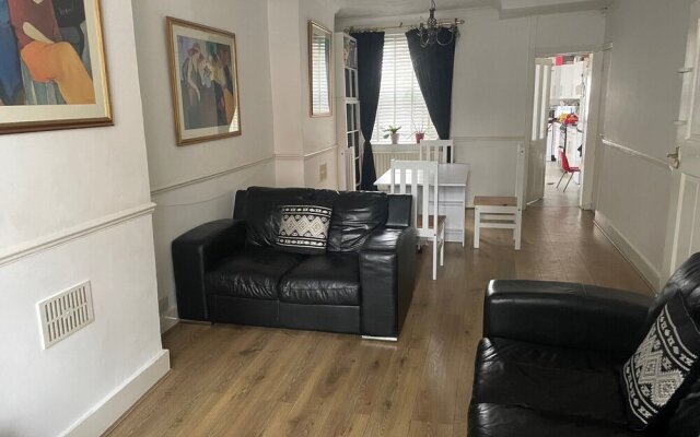 Impeccable 2-bed House in Leytonstone East London