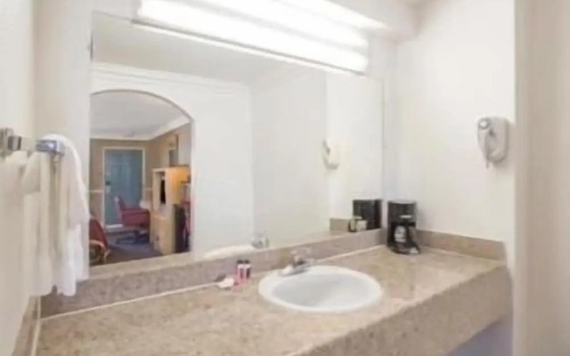 Super 8 Hayward Downtown