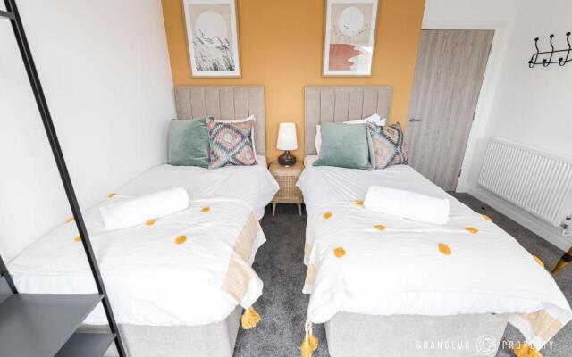BOURNECOAST - STYLISH FLAT with SEA GLIMPSES - FM8406