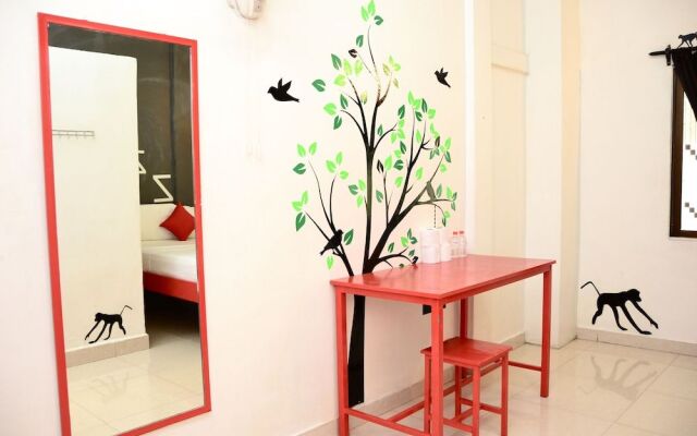 Mad Monkey Phnom Penh - Hostel