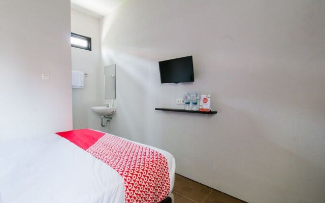 Oyo 1898 Louise Place