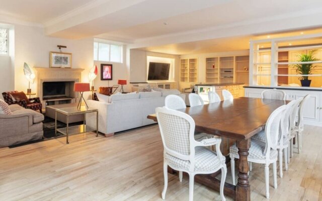 The Heart of Chelsea - Modern & Bright 4BDR Home with Gym, Parking & Patio