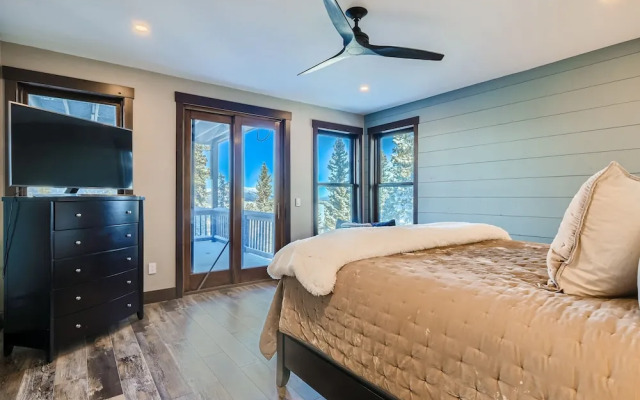 Slopeview Sanctuary 4 Bedroom Home by RedAwning