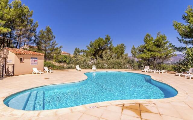 Charming Apartment in Mallemort with Swimming Pool