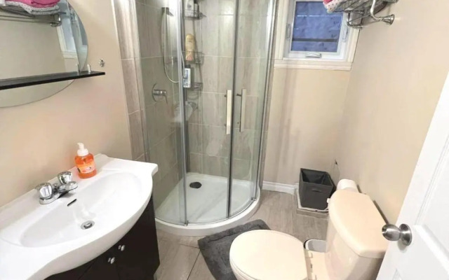 Cozy spacious Apt In Laval, Greater Montreal