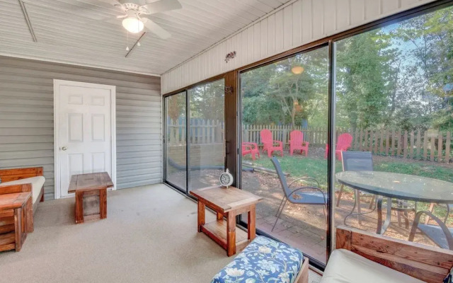 Seneca Escape w/ Screened Patio: Near Lakes!