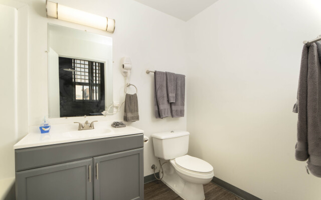 Bright and airy downtown loft! Great wifi!