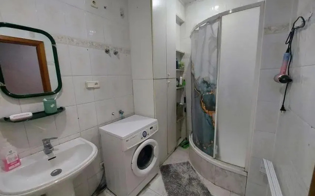 Family House Furnished room on Independence Avenue