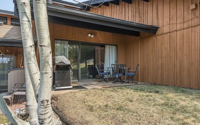 Herbage E2 Townhouse Near Mountain Base by RedAwning