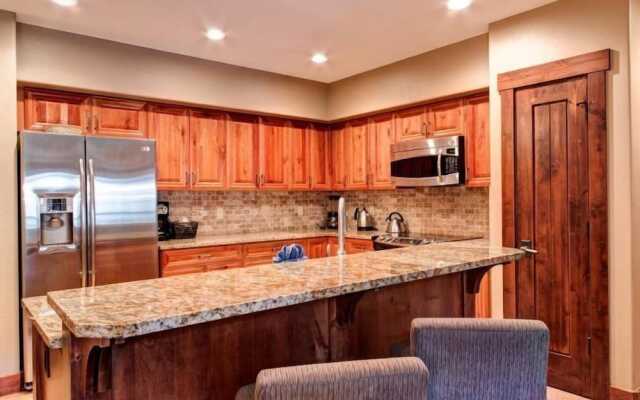 Ski in, Ski out 2 Bedroom Mountain Condo at the Base of Peak 7 with Quick Access to Historic Downtown Breckenridge