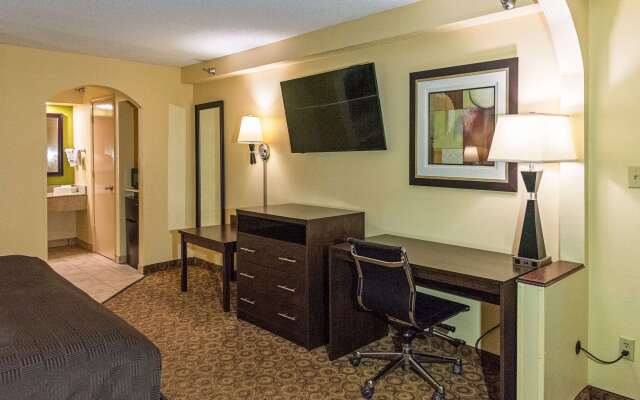 Rodeway Inn & Suites