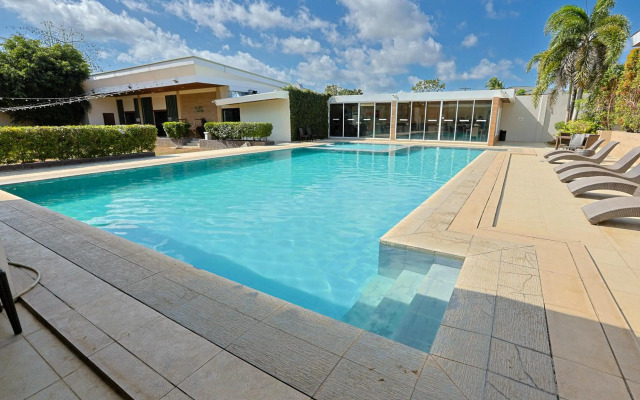 Holiday Suites Hotel & Resort