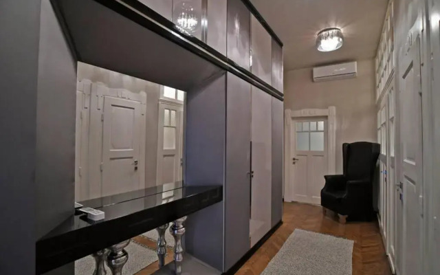 LuxuryFlat near centre on118 sqm, 3BR,2BTH,8bed,AC